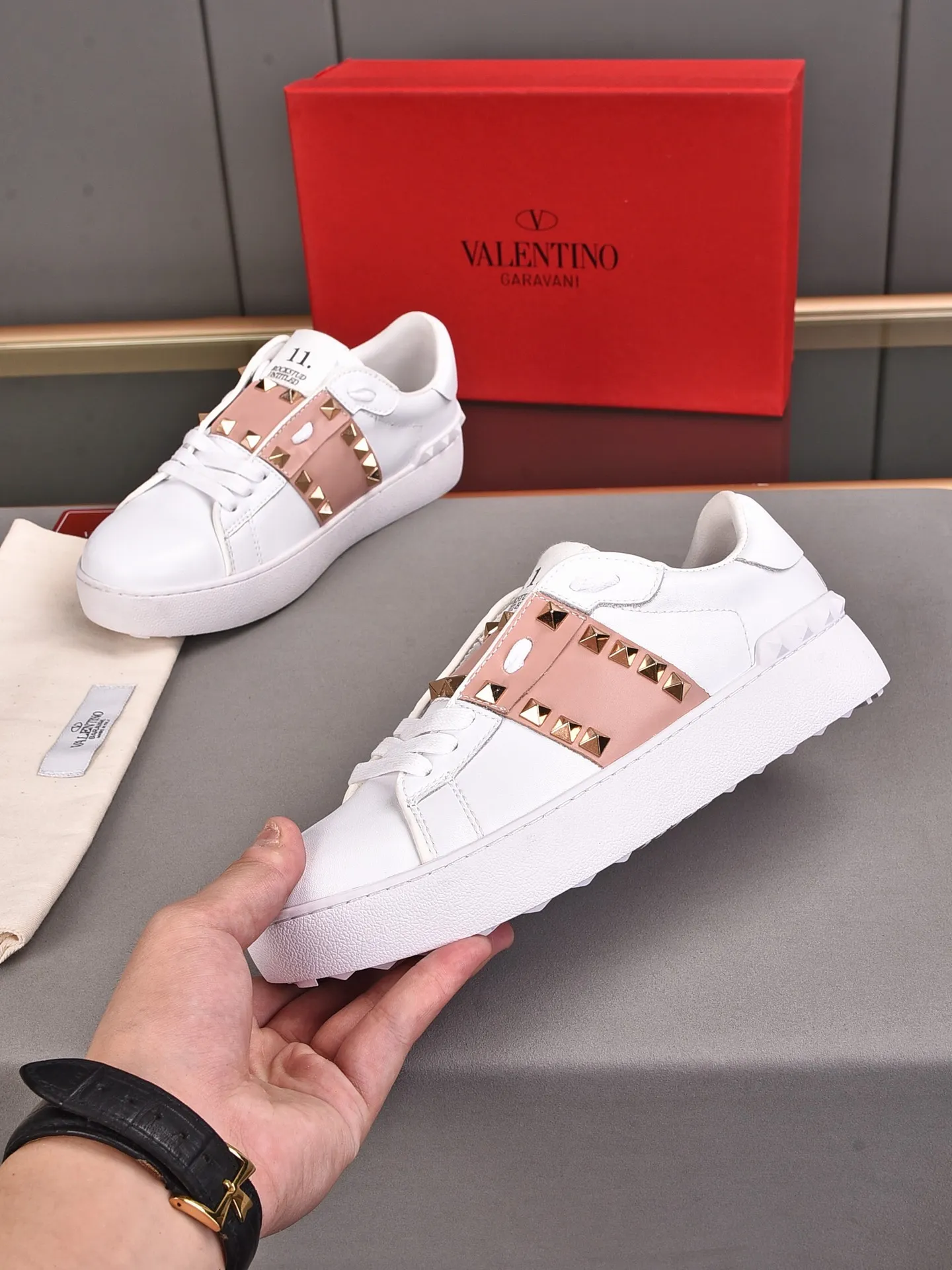 Men's shoes 440💰 (men and women couples) Valentino classic color matching series casual shoes. Made with heavy craftsmanship, good products pay attention to every detail. A must-have trendy item that can be worn all year round, it has been worn by many celebrities and Internet celebrities~~Imported cowhide surface, unique design concept, sheepskin lining, counter quality. Women’s clothing 35-40. Men’s clothing 39-44, 45-46 (returns and exchanges are not supported for custom-made items)